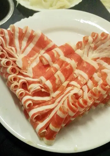 喜欢羔羊肉,36元一份,摆盘就挺漂亮的,摆成一个心形,肉质肥瘦相间